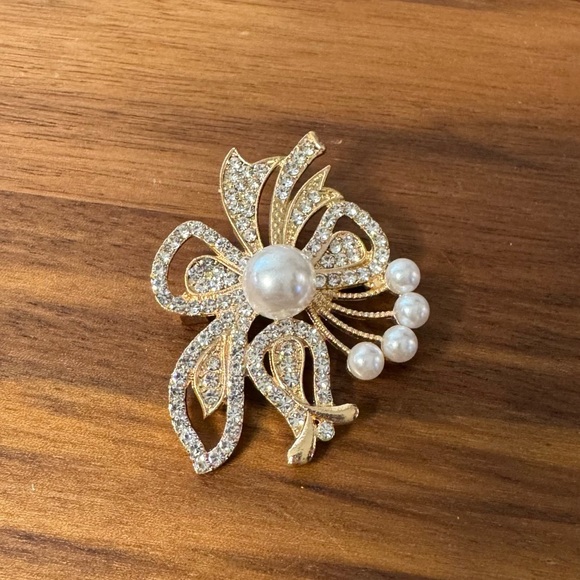 ‼️5/$25‼️ Elegant Gold and Pearl Brooch - Picture 1 of 1